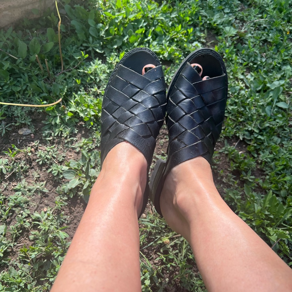 Mia Shoes Black Woven Huarache Slip-On Sandals 90s CHUNKY heel